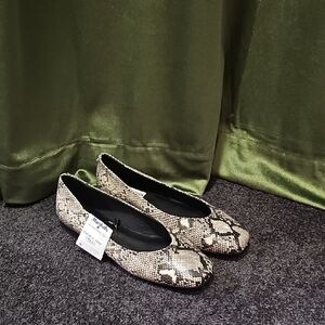 Steve Madden Beige Snakeskin Flats